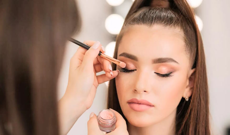 Mastering the Art of Subtle and Elegant Evening Makeup